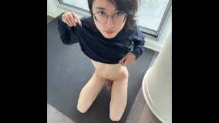 Cute femboy se masturbe à genoux et nettoie le sperme du sol avec sa petite bouche et sa langue