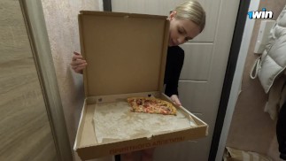 Hot coursier a mangé une pizza, a travaillé avec sa chatte - Arisha_Mills