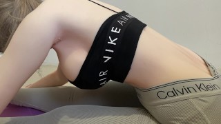 私のSiガールフレンド040-Lynn。セクシーな衣装でヨガをしている間に隣人の若い妻をファック
