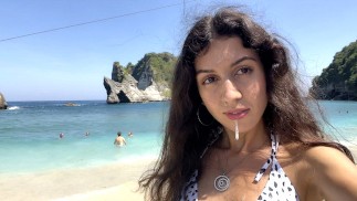 Hottie suce ma bite sur une plage publique et marche le long du rivage avec du sperme sur son visage