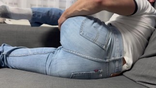 Kom naast me op mijn bank 😛, ik ben opgewonden in een nieuwe Levi's jeans die op mijn kont past en wrijft 🤤