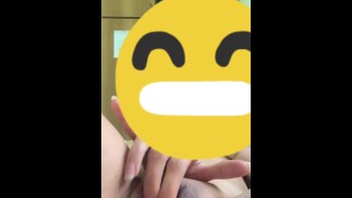 Masturbace a stříkání 3krát na posteli