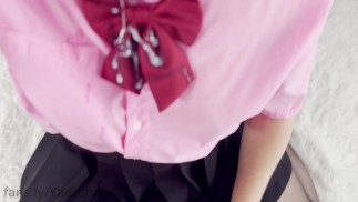Aluna pega um vibrador e fica gozada em seu uniforme