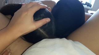 私の2人のガールフレンドは同時に私の猫をなめる-Lesbian_illusion