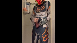 21 yo mx gearhead se diverte no chuveiro