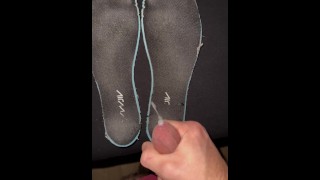 Ejaculation sur mes amis portés des chaussures