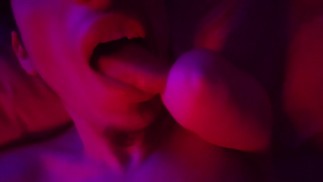Amputierter Mann leckt seine Stümpfe und masturbiert mit seinen Füßen für einen Ventilator