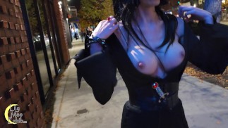 Gros seins Elvira halloween clignotant en public