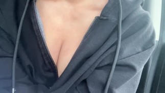 車の助手席からビンビンに勃ったおっぱいを露出した変態な私❤️
