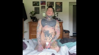 Mijn poesje in het bed schuren totdat ik klaarkom Butch, FTM, Spieren, Tatoeages