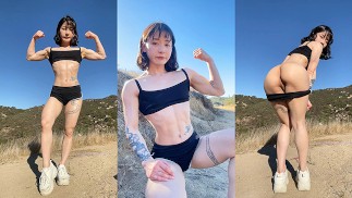 Petite asiatique mignonne et en forme lors d’une randonnée dans la nature fléchit ses muscles et clignote ses seins et sa chatte