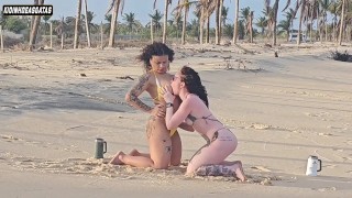 DWIE LESBIJKI BAWIĄCE SIĘ NA PLAŻY ZOSTAŁY ZŁAPANE PRZEZ TURYSTĘ I MIAŁY WYJEBANE W DUPĘ
