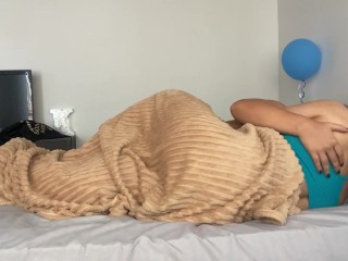 Sesso Hot e Molto Bagnato Sotto Le Coperte