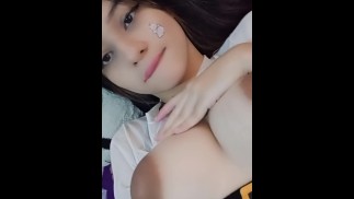 ❌️😱私は私の継父に私の胸を隠して見せて、私は非常に角質になります
