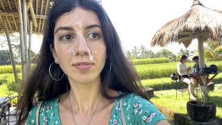 Passeggiata pubblica in un bar, mangiando pasta alla carbonara con lo sperma in faccia