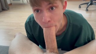 Twink nodigde zijn twink vriend uit met een grote lul en verleidde hem tot een pijpbeurt