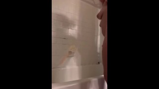 私の大きな石鹸の厚い柔らかいお尻とシャワーで