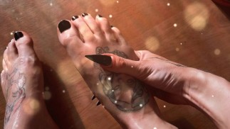 つま先塗り後のセクシーなオイルマッサージ