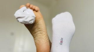 Mistress spettacoli e ordini di annusare i suoi piedi in calzini bianchi, adorazione dei piedi POV