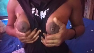 Amateur ébano masterbate bragas antes de exponer el coño orgasmo
