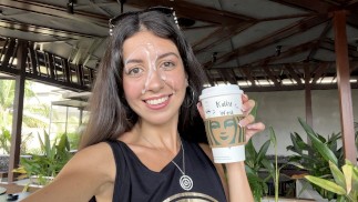 Foutre dans un Starbucks - Fellation dans les toilettes publiques, boire du café avec du sperme