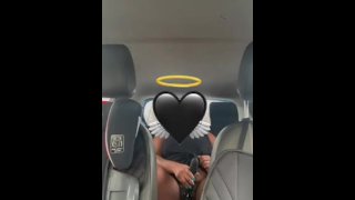 Être coquin cumming dans la voiture