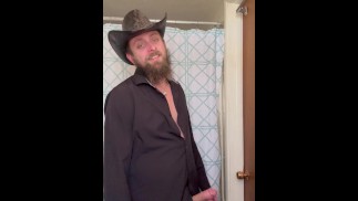 Gekleideter verheirateter Cowboy spritzt eine riesige Ladung :)
