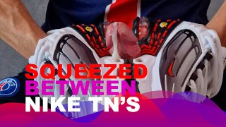 Pressé ma bite entre les nike tn et cum dessus