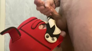 chiot heureux suce une grosse bite dans les toilettes