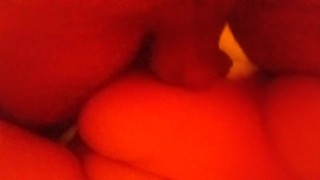 Assis sur ses seins en 69 position, massage de la prostate et doigté de chatte intense