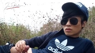 Gay Asian Twink Jon Arteen parle français, masturbe son pénis lisse dans la Rain, lubrifié avec