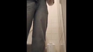 Pisser dans les toilettes publiques avec une autre femme