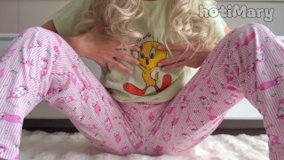 GROS SQUIRT CUM ! écolière maigre petits seins se masturber doigté chatte