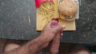 En fumant un joint, je me suis branlé et je suis entré dans mon Big Mac McDonald's