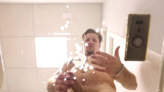 Beau mec éjacule sur une table transparente (voir d’en bas)