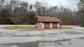 Risqué Naked traverser le parking jusqu’aux toilettes pour se masturber.  Pire partie os revient après que je jouisse.