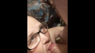 Meine sexy bbw Frau lutscht meinen Schwanz und schluckt mein Sperma
