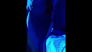 シャツを着た巨乳の女の子がオマンコで遊ぶ