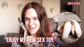 Ersties-セクシーなベイビーアンカは彼女の最初のソロマスターベーションビデオを撃ちます