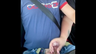 Vraie branlette amateur dans la voiture