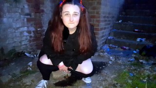 fille britannique à couettes pisse derrière un pub - Tilly D