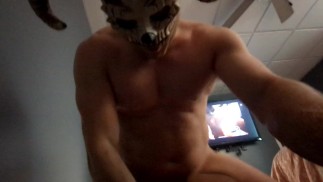 BaldDaddy Man se natáčí v masce, jak si hraje s Brown Pussy Toy BaldDaddy2