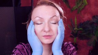 ASMR : je touche mon visage et mes dents avec des gants médicaux