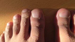 Mes pieds voulant toucher une chatte humide
