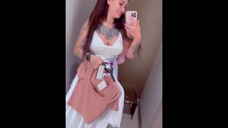 ORGASME EXPLOSIF Près des GENS dans un vestiaire du centre commercial !