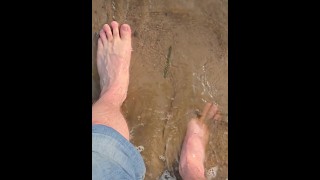 Marcher dans l’eau et les pieds nus de sable