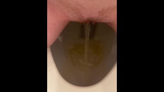 Amateur teen pisse avant de se coucher