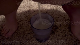 Fille pipi dans une tasse et manquant un peu (un s hissing)