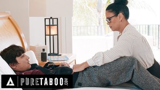 PURE TABOO Teacher MILF Dana Vespoli montre à son élève préféré blessé à quel point elle se soucie de lui