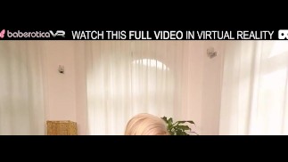 Sólo horká blondýnka Victoria Pure tře její kundu prsty ve VR.
